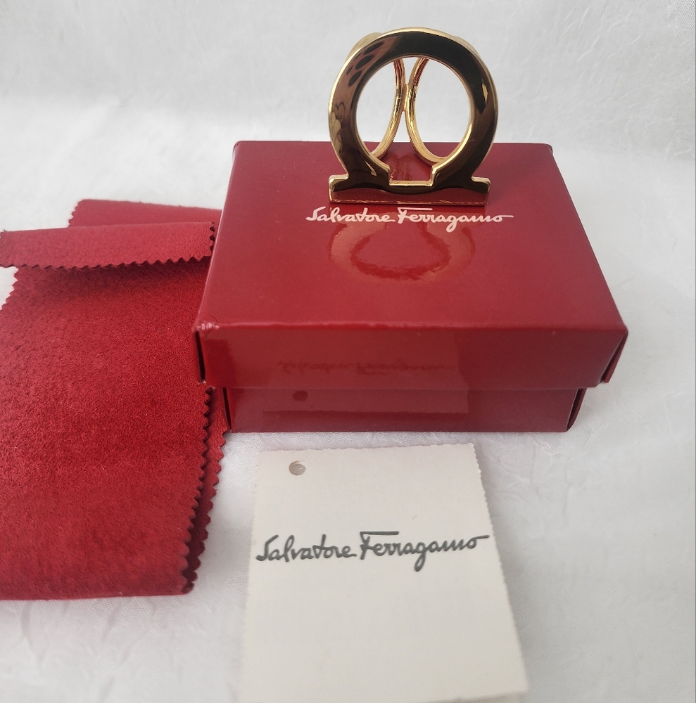 Auth 🎀 Salvatore Ferragamo Scarf Ring ♋️🎗